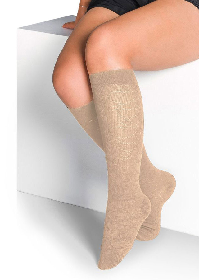 Media a la Rodilla con Diseño Corazones Fantasy para Dama Beige 15-20mmHg